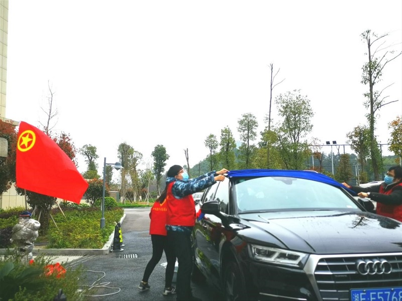 公司開展“學(xué)雷鋒、在行動(dòng)”志愿洗車服務(wù)活動(dòng)