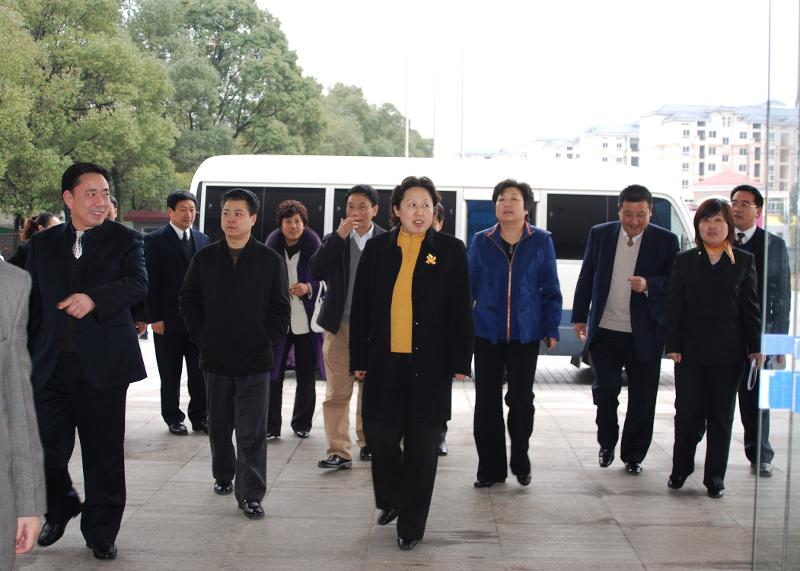 2009年2月，時任湖南省人大常委會副主任、黨組成員，省總工會主席劉蓮玉來四化建調(diào)研