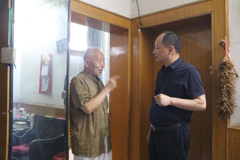 公司黨委書記、董事長周鴻春節(jié)慰問老黨員、軍轉(zhuǎn)干部
