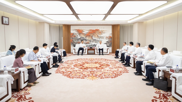 莫鼎革與湖南省委常委、岳陽市委書記謝衛(wèi)江舉行會(huì)談