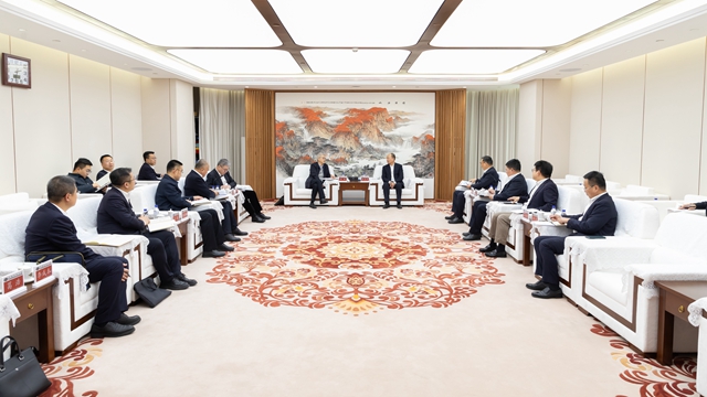 莫鼎革與中國(guó)一重黨委書記、董事長(zhǎng)徐鵬舉行會(huì)談