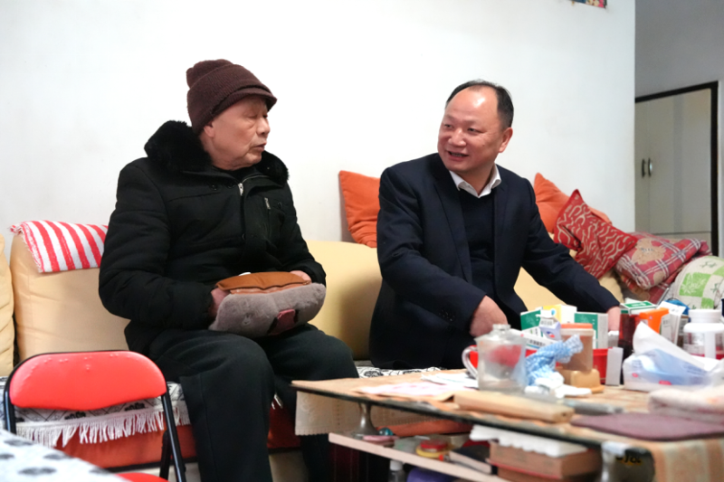 公司黨委走訪慰問困難黨員和困難職工、看望慰問老領(lǐng)導(dǎo)和老同志